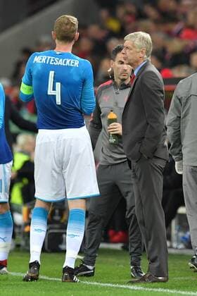 GER 1 FC Köln GER vs Arsenal FC ENG 23 11 2017 RheinEnergieSTADION Cologne Europa Leaque Group stage 5 Matchday GER 1 FC Köln GER vs Arsenal FC ENG pictured Ars ne Wenger Head Coach Head Coach Arsenal speaks with Per Mertesacker Arsenal 4 nordphotox xMeuter nordphoto 00351