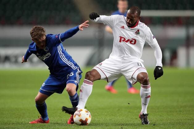 MOSCOW, RUSSIA â€“ NOVEMBER 23, 2017: FC Copenhagen s Carlo Holse (L) and Lokomotiv Moscow s Manuel Fernandes fight for the ball in their 2017-18 UEFA Europa League Group F Round 5 football match at RZD Arena Stadium. Sergei Bobylev TASS  TS06A4DD