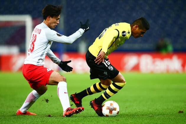 SOCCER - EL, RBS vs Vitoria SALZBURG,AUSTRIA,23.NOV.17 - SOCCER - UEFA Europa League, Red Bull Salzburg vs Vitoria Guimaraes SC. Image shows Takumi Minamino (RBS) and Paolo Hurtado (Vitoria). GEPAxpictures xFelixxRoittner
