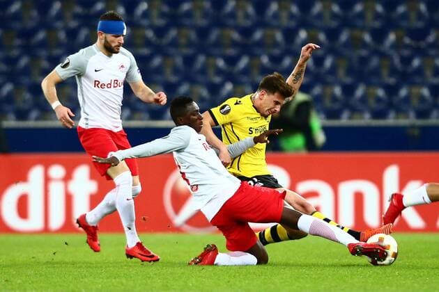 SOCCER - EL, RBS vs Vitoria SALZBURG,AUSTRIA,23.NOV.17 - SOCCER - UEFA Europa League, Red Bull Salzburg vs Vitoria Guimaraes SC. Image shows Amadou Haidara (RBS) and Fabio Sturgeon (Vitoria). GEPAxpictures xFelixxRoittner