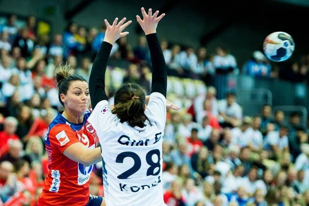 171123 Nora MÃ¸rk of Norway and Gim Boeun of South Korea during the MÃ¸belringen Cup match between Norway and South Korea on November 23, 2017 in Sotra. Photo: Vegard Wivestad GrÃ¸tt BILDBYRAN kod VG 170061  Copyright: VEGARDxWIVESTADxGRÃ?TT BB171123BB542