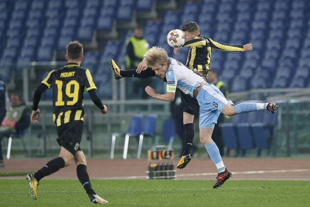Bilder des Tages - SPORT ROME, 23-11-2017 , Stadio Olympico , Europa League , seizoen 2017 2018 Lazio Roma - Vitesse. Kopduel met (L-R) in duel met Lazio-aanvoerder Dusan Basta 8 en Vitesse-speler Bryan Linssen 11. Lazio Roma - Vitesse  x1824436x