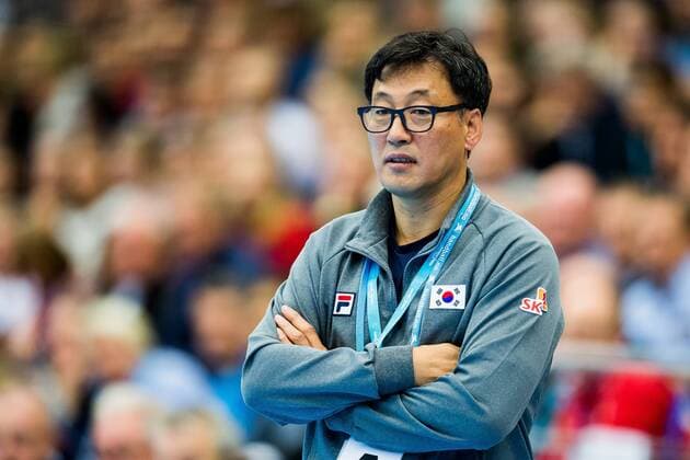 171123 Kang Jae-won, head coach of South Korea, during the MÃ¸belringen Cup match between Norway and South Korea on November 23, 2017 in Sotra. Photo: Vegard Wivestad GrÃ¸tt BILDBYRAN kod VG 170061  Copyright: VEGARDxWIVESTADxGRÃ?TT BB171123BB550