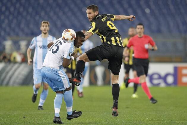 ROME, 23-11-2017 , Stadio Olympico , Europa League , seizoen 2017 2018 Lazio Roma - Vitesse. Kopduel met (L-R) in duel met Lazio-speler Jacinto Quissanga Bartomomeu 15 en Vitesse-speler Tim Matavz 9. Lazio Roma - Vitesse  x1824440x