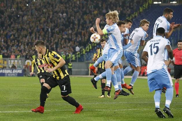 ROME, 23-11-2017 , Stadio Olympico , Europa League , seizoen 2017 2018 Lazio Roma - Vitesse. in duel met Lazio-aanvoerder Dusan Basta 8, hands. Lazio Roma - Vitesse  x1824441x