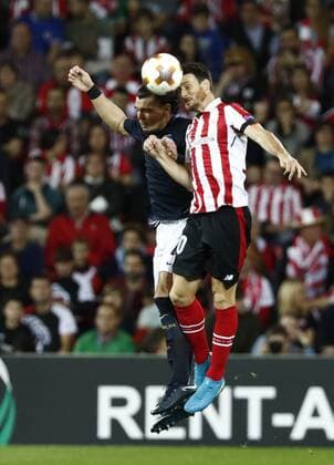 Bilder des Tages - SPORT DAVID S. BUSTAMANTE 23 11 2017 BILBAO PAIS VASCO Partido correspondiente a la Jornada 5 del grupo J de la UEFA Europa League de futbol entre el Athletic de Bilbao y el Hertha BSC Berlin disputado en el Estadio San Mames de Bilbao. Karim Rekik y Aritz Aduriz Zubeldia en un salto por el balon  xDAVIDxS.xBUSTAMANTEx xx