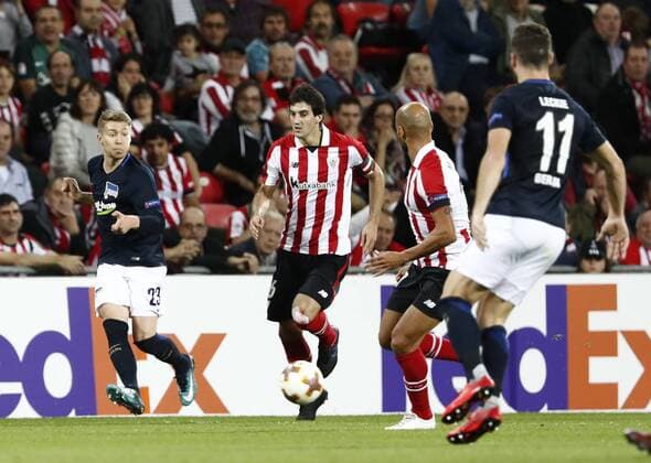 DAVID S. BUSTAMANTE 23 11 2017 BILBAO PAIS VASCO Partido correspondiente a la Jornada 5 del grupo J de la UEFA Europa League de futbol entre el Athletic de Bilbao y el Hertha BSC Berlin disputado en el Estadio San Mames de Bilbao. Mitchell Weiser y Mikel San Jose Dominguez luchan por el balon  xDAVIDxS.xBUSTAMANTEx xx