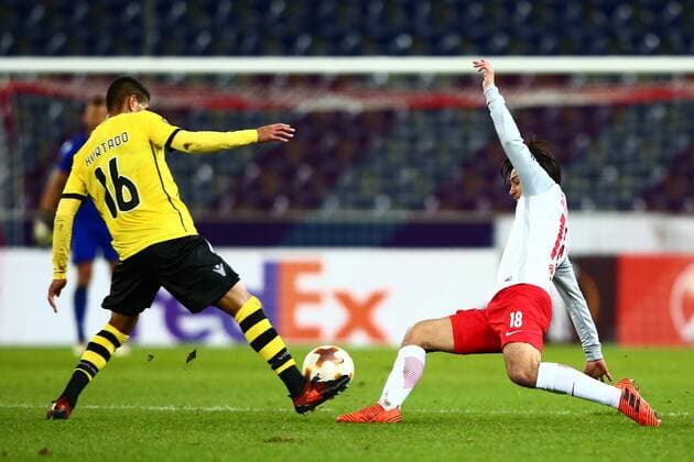SOCCER - EL, RBS vs Vitoria SALZBURG,AUSTRIA,23.NOV.17 - SOCCER - UEFA Europa League, Red Bull Salzburg vs Vitoria Guimaraes SC. Image shows Paolo Hurtado (Vitoria) and Takumi Minamino (RBS). GEPAxpictures xFelixxRoittner