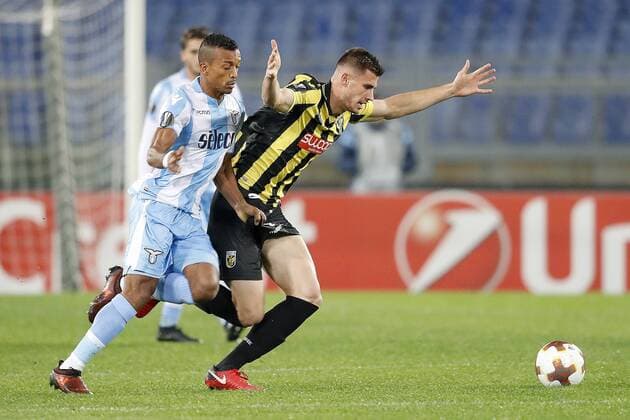 ROME, 23-11-2017 , Stadio Olympico , Europa League , seizoen 2017 2018 Lazio Roma - Vitesse. Vitesse-speler Matthew Mazga 5 wordt vastgehouden. Lazio Roma - Vitesse  x1824490x