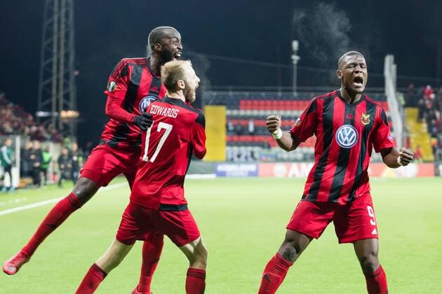 171123 Östersunds Ronald Mukiibi, Curtis Edwards och Alhaji Gero jublar efter att Alhaji Gero gjort 1-0 malet under fotbollsmatchen i Europa League mellan Östersund och Zorja Luhansk den 23 november 2017 i Östersund.  Copyright: TOBIASxNYKÄNEN BB171123TN008