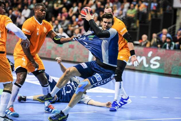 Erik Schmidt Fuechse Berlin plays in the penalty area Action Action Landscape horizontal Event Event EHF Cup Qualification 3 Round Fuechse Berloin vs FC Porto Location Max Schmeling Halle Berlin Germany Germany Europe Europe Date Date 23 11 2017 Handball EHF Cup Fuechse Berlin vs FC Porto 23 11 2017