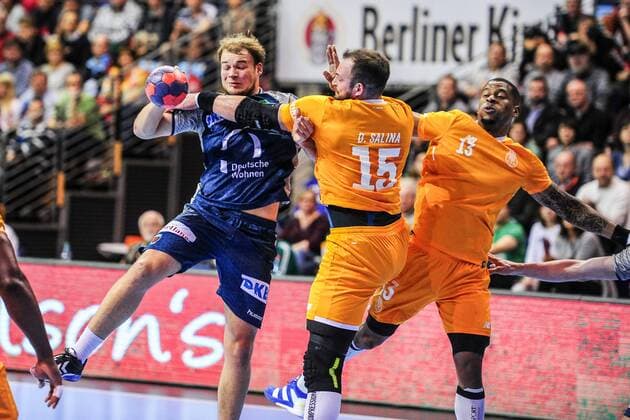 Paul Drux Fuechse Berlin with heavy work against the Portuguese defense Action Action Landscape horizontal Event Event EHF Cup Qualification 3 Round Fuechse Berloin vs FC Porto Location Max Schmeling Halle Berlin Germany Germany Europe Europe Date Date 23 11 2017 Handball EHF Cup Fuechse Berlin vs FC Porto 23 11 2017