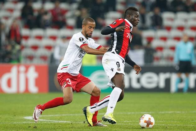 Essevee s Marvin Baudry and Nice Mario Balotelli fight for the ball during a game between French club OGC Nice and Belgian soccer team SV Zulte Waregem, the fifth game of the group stage (Group K) of the UEFA Europa League competition, Thursday 23 November 2017 in Nice, France. BRUNOxFAHY  x05207278x
