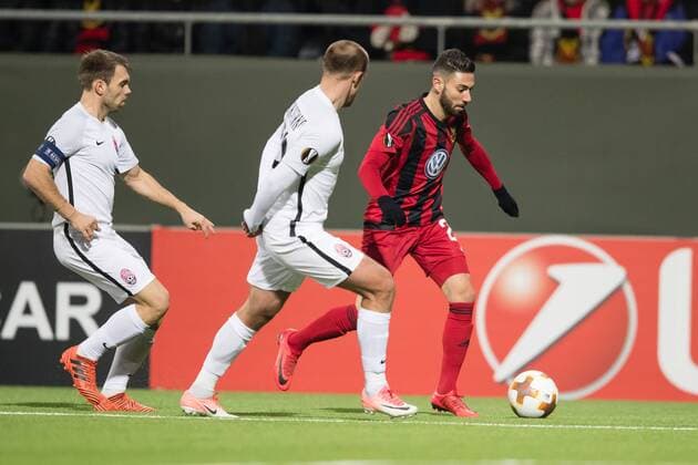 171123 Östersunds Gabriel Somi mot Zorja Luhansks försvar under fotbollsmatchen i Europa League mellan Östersund och Zorja Luhansk den 23 november 2017 i Östersund.  Copyright: TOBIASxNYKÄNEN BB171123TN014
