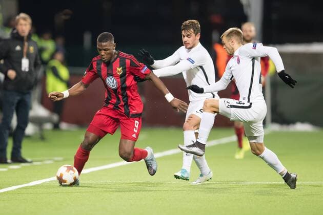 171123 Östersunds Alhaji Gero mot Zorja Luhansks försvar under fotbollsmatchen i Europa League mellan Östersund och Zorja Luhansk den 23 november 2017 i Östersund.  Copyright: TOBIASxNYKÄNEN BB171123TN017