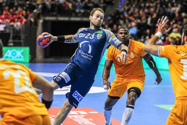 Steffen Faeth Fuechse Berlin with heavy work on the penalty area Action Action Horizontal horizontal Event Event EHF Cup Qualification 3 Round Fuechse Berloin vs FC Porto Location Max Schmeling Halle Berlin Germany Germany Europe Europe Date Date 23 11 2017 Handball EHF Cup Fuechse Berlin vs FC Porto 23 11 2017
