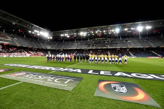 SOCCER - EL, RBS vs Vitoria SALZBURG,AUSTRIA,23.NOV.17 - SOCCER - UEFA Europa League, Red Bull Salzburg vs Vitoria Guimaraes SC. Image shows both teams, referees and escort kids. GEPAxpictures xFlorianxErtl