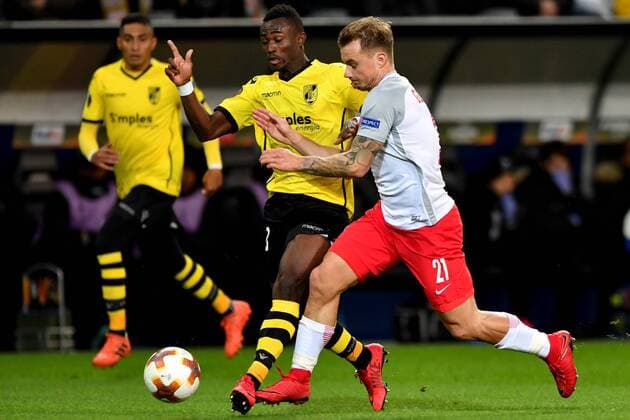 SOCCER - EL, RBS vs Vitoria SALZBURG,AUSTRIA,23.NOV.17 - SOCCER - UEFA Europa League, Red Bull Salzburg vs Vitoria Guimaraes SC. Image shows Konan NÂ Clomande (Vitoria) and Fredrik Gulbrandsen (RBS). GEPAxpictures xFlorianxErtl