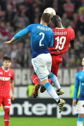 GER 1 FC Köln GER vs Arsenal FC ENG 23 11 2017 RheinEnergieSTADION Cologne Europe Leaque Group stage 5 Matchday GER 1 FC Köln GER vs Arsenal FC ENG im Bild Head and head duel between Mathieu Debuchy and Arsenal 2 Sehrou Guirassy FC Cologne 19 nordphotox xMeuter nordphoto 00351