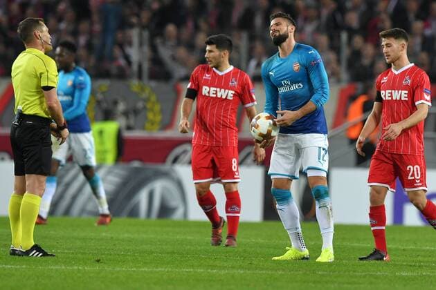 GER 1 FC Köln GER vs Arsenal FC ENG 23 11 2017 RheinEnergieSTADION Cologne Europa Leaque Group stage 5 Matchday GER 1 FC Köln GER vs Arsenal FC ENG in picture Olivier Giroud FC Arsenal 12 disagree with the decision of Vladislav Besborodov referee referee SR nordphotox xMeuter nordphoto 00351