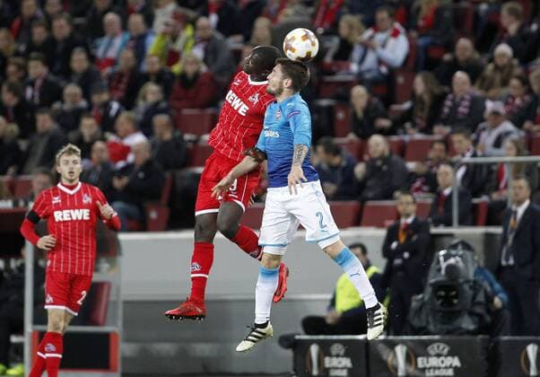 Cologne RheinEnergieStadion 23 11 17 Sehrou Guirassy 1 FC Köln L in the header with Mathieu Debuchy Arsenal London in the Europaleague match between 1 FC Köln vs Arsenal London in the 2017 season 2018