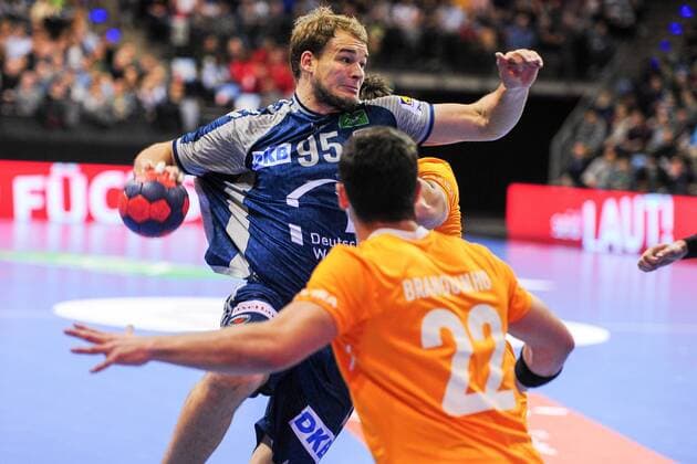 Paul Drux Fuechse Berlin with heavy work against the Portuguese defense Action Action Landscape horizontal Event Event EHF Cup Qualification 3 Round Fuechse Berloin vs FC Porto Location Max Schmeling Halle Berlin Germany Germany Europe Europe Date Date 23 11 2017 Handball EHF Cup Fuechse Berlin vs FC Porto 23 11 2017