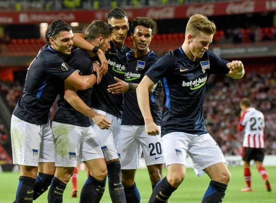 Hertha Berlin s midfielder Matthew Leckie (2L) celebrates with teammates after scoring during the UEFA Europa League group stage soccer match between Athletic de Bilbao and Hertha Berlin held at San Mames stadium in Bilbao, Spain, 23 November 2017. Athletic de Bilbao vs Hertha Berlín !ACHTUNG: NUR REDAKTIONELLE NUTZUNG!  Copyright: xMIGUELxTONAx GR4014 20171123-636470645081951404