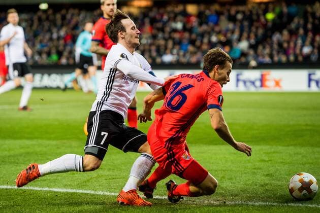 171123 Mike Jensen of Rosenborg and Sergio Canales of Real Sociedad during the UEFA Europa League match between Rosenborg and Real Sociedad on November 23, 2017 in Trondheim. Photo: Jon Olav Nesvold BILDBYRAN kod JE 160081  Copyright: JONxOLAVxNESVOLD BB171123BB764