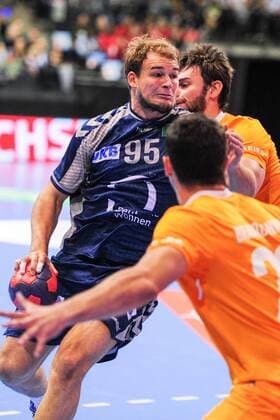 Paul Drux Fuechse Berlin with heavy work against the Portuguese defense Action Action Vertical High Event Event EHF Cup Qualification 3 Round Fuechse Berloin vs FC Porto Location Max Schmeling Halle Berlin Germany Germany Europe Europe Date Date 23 11 2017 Handball EHF Cup Fuechse Berlin vs FC Porto 23 11 2017