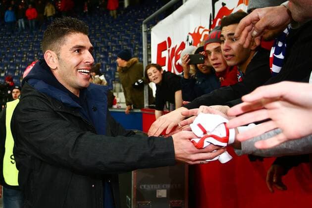 SOCCER - EL, RBS vs Vitoria SALZBURG,AUSTRIA,23.NOV.17 - SOCCER - UEFA Europa League, Red Bull Salzburg vs Vitoria Guimaraes SC. Image shows Jonatan Soriano and fans of RBS. GEPAxpictures xFelixxRoittner