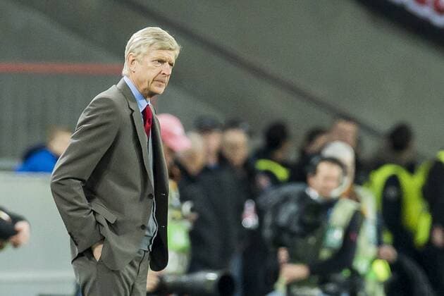Fußball: UEFA Europa League, EL, Saison 2017 2018, Gruppe H, 1. FC Köln - Arsenal London in Köln (Nordrhein-Westfalen). Arsenals Trainer Arsene Wenger schaut skeptisch auf das Spiel seiner Mannschaft. Copyright: xKirchner DavidxInderliedx