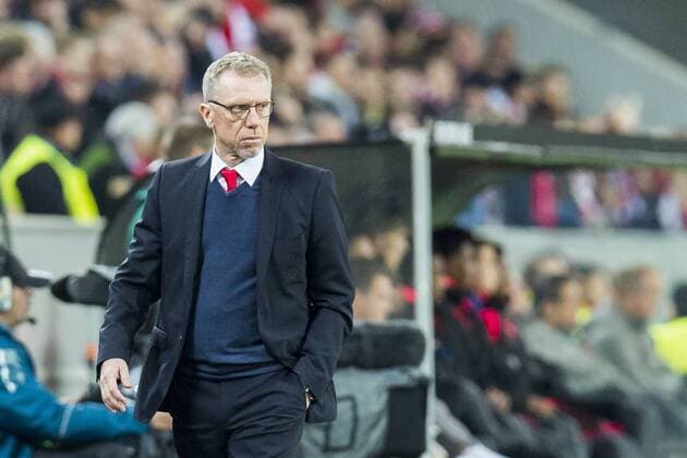 Fußball: UEFA Europa League, EL, Saison 2017 2018, Gruppe H, 1. FC Köln - Arsenal London in Köln (Nordrhein-Westfalen). Koelns Trainer Peter Stöger Stoeger schaut skeptisch auf den Platz. Copyright: xKirchner DavidxInderliedx