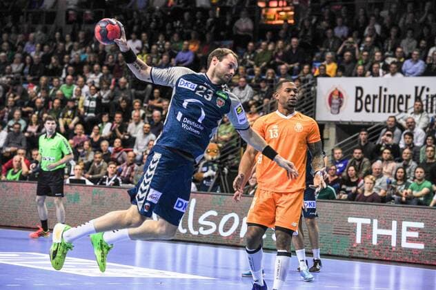 Steffen Faeth Fuechse Berlin with heavy work on the penalty area Action Action Horizontal horizontal Event Event EHF Cup Qualification 3 Round Fuechse Berloin vs FC Porto Location Max Schmeling Halle Berlin Germany Germany Europe Europe Date Date 23 11 2017 Handball EHF Cup Fuechse Berlin vs FC Porto 23 11 2017