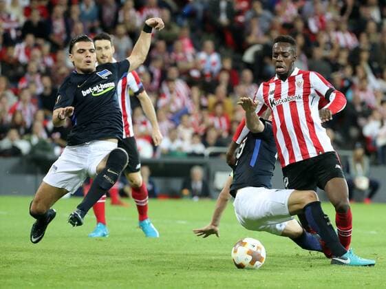 Hertha Berlin player Sebastian Langkamp (c) vies for the ball with Athletic de Bilbao s player Inaki Williams (R) during the UEFA Europa League group stage soccer match between Athletic de Bilbao and Hertha Berlin held at San Mames stadium in Bilbao, Spain, 23 November 2017. Athletic de Bilbao vs Hertha Berlín !ACHTUNG: NUR REDAKTIONELLE NUTZUNG!  Copyright: xLUISxTEJIDOx GRAF4930 20171123-636470647118245404