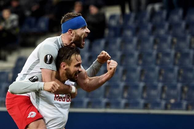 SOCCER - EL, RBS vs Vitoria SALZBURG,AUSTRIA,23.NOV.17 - SOCCER - UEFA Europa League, Red Bull Salzburg vs Vitoria Guimaraes SC. Image shows the rejoicing of Valon Berisha and Andreas Ulmer (RBS). GEPAxpictures xFlorianxErtl