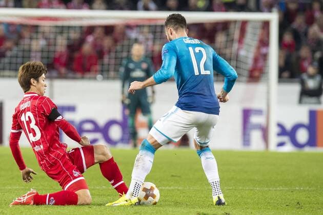 Fußball: UEFA Europa League, EL, Saison 2017 2018, Gruppe H, 1. FC Köln - Arsenal London in Köln (Nordrhein-Westfalen). Koelns Yuya Osako (l.) und Arsenals Olivier Giroud kämpfen um den Ball. Copyright: xKirchner DavidxInderliedx