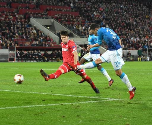 1 FC Köln FC Arsenal London 23 11 2017 Lucky for Cologne Francis Coquelin Arsenal shoots at the post on the left Jorge Meré Köln HM