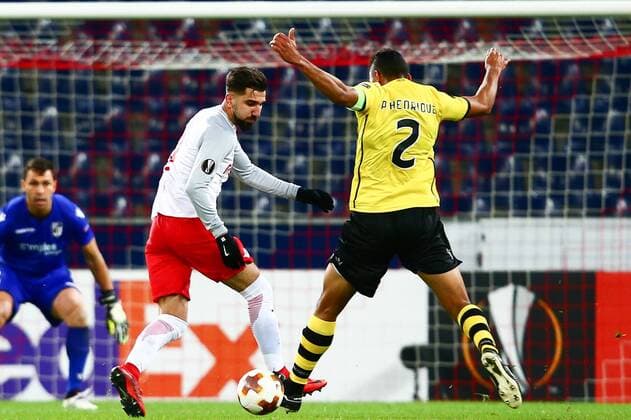 SOCCER - EL, RBS vs Vitoria SALZBURG,AUSTRIA,23.NOV.17 - SOCCER - UEFA Europa League, Red Bull Salzburg vs Vitoria Guimaraes SC. Image shows Munas Dabbur (RBS) and Pedrao (Vitoria). GEPAxpictures xFelixxRoittner