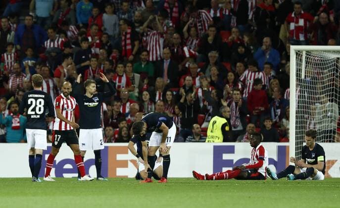 DAVID S. BUSTAMANTE 23 11 2017 BILBAO PAIS VASCO Partido correspondiente a la Jornada 5 del grupo J de la UEFA Europa League de futbol entre el Athletic de Bilbao y el Hertha BSC Berlin disputado en el Estadio San Mames de Bilbao. el arbitro del encuentro se?ala penalti y muestra tarjeta amarilla a Sebastian Langkamp  xDAVIDxS.xBUSTAMANTEx xx