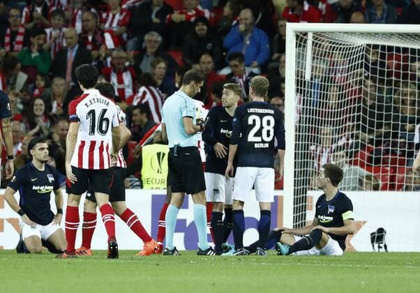 DAVID S. BUSTAMANTE 23 11 2017 BILBAO PAIS VASCO Partido correspondiente a la Jornada 5 del grupo J de la UEFA Europa League de futbol entre el Athletic de Bilbao y el Hertha BSC Berlin disputado en el Estadio San Mames de Bilbao. el arbitro del encuentro se?ala penalti y muestra tarjeta amarilla a Sebastian Langkamp  xDAVIDxS.xBUSTAMANTEx xx