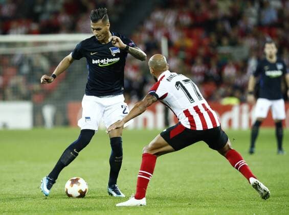 DAVID S. BUSTAMANTE 23 11 2017 BILBAO PAIS VASCO Partido correspondiente a la Jornada 5 del grupo J de la UEFA Europa League de futbol entre el Athletic de Bilbao y el Hertha BSC Berlin disputado en el Estadio San Mames de Bilbao. Davie Selke y Mikel Rico Moreno luchan por el balon  xDAVIDxS.xBUSTAMANTEx xx
