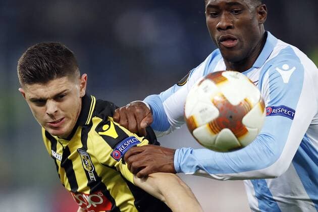 (l-r) Milot Rashica of Vitesse, Bastos of SS Lazio during the UEFA Europa League group K match between SS Lazio and Vitesse Arnhem at Stadio Olimpico on November 23, 2017 in Rome, Italy UEFA Europa League 2017 2018 xVIxVIxImagesx xPieterxStamxdexJongexIVx 9377246
