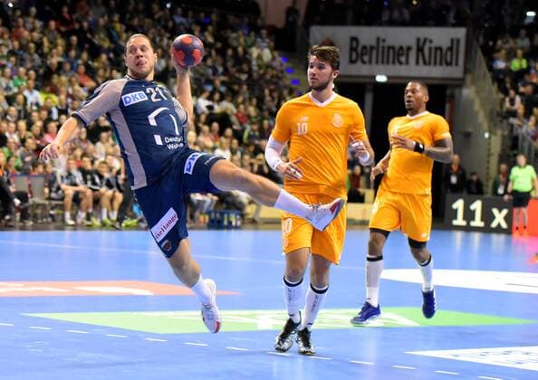 EHF Cup Handball Fuechse Berlin vs FC Porto 23 11 2017 at the jump shot Mattias Zachrisson 21 Fuechse Berlin Miquel Martins 10 FC Porto during the match between the Fuechse Berlin and FC Porto on 23 11 2017 in the Max Schmeling Halle Berlin Germany Handball men 3 round EHF cup xDLx