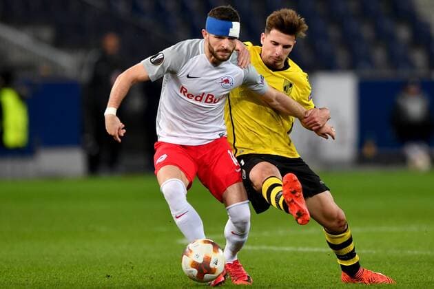 SOCCER - EL, RBS vs Vitoria SALZBURG,AUSTRIA,23.NOV.17 - SOCCER - UEFA Europa League, Red Bull Salzburg vs Vitoria Guimaraes SC. Image shows Valon Berisha (RBS) and Fabio Sturgeon (Vitoria). GEPAxpictures xFlorianxErtl