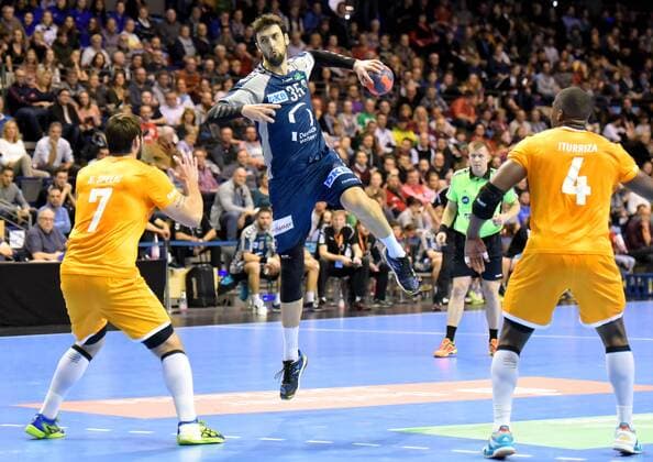 EHF Cup Handball Fuechse Berlin vs FC Porto 23 11 2017 Marko Kopljar u200b u200b35 Foxes Berlin Nikola Spelic 7 FC Porto Vidor Iturriza 4 FC Porto during the match between Fuechse Berlin and FC Porto on 23 11 2017 in the Max Schmeling Halle Berlin Germany Handball men 3 round EHF Cup xDLx