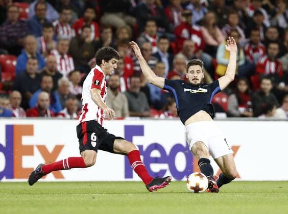 DAVID S. BUSTAMANTE 23 11 2017 BILBAO PAIS VASCO Partido correspondiente a la Jornada 5 del grupo J de la UEFA Europa League de futbol entre el Athletic de Bilbao y el Hertha BSC Berlin disputado en el Estadio San Mames de Bilbao. Matthew Leckie y Mikel San Jose Dominguez luchan por el balon  xDAVIDxS.xBUSTAMANTEx xx