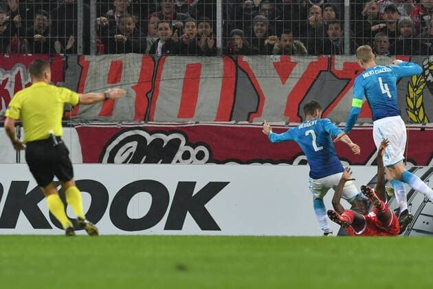 GER 1 FC Köln GER vs Arsenal FC ENG 23 11 2017 RheinEnergieSTADION Cologne Europa Leaque Group stage 5 Matchday GER 1 FC Köln GER vs Arsenal FC ENG in picture after a foul on Sehrou Guirassy FC Cologne 19 Wladislaw Besborodow referee SR points to the 11-meter point nordphotox xMeuter nordphoto 00351