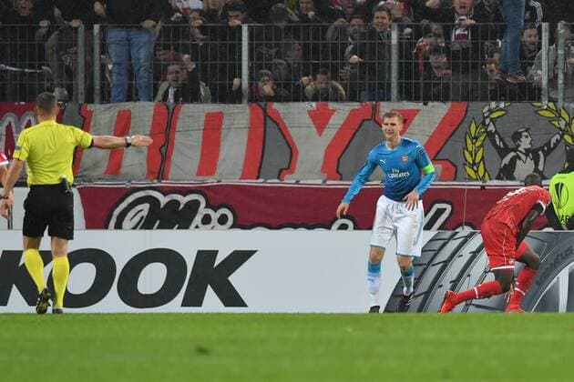 GER 1 FC Köln GER vs Arsenal FC ENG 23 11 2017 RheinEnergieSTADION Cologne Europa Leaque Group stage 5 Matchday GER 1 FC Köln GER vs Arsenal FC ENG in picture after a foul on Sehrou Guirassy FC Cologne 19 Wladislaw Besborodow referee SR points to the 11-meter point nordphotox xMeuter nordphoto 00351