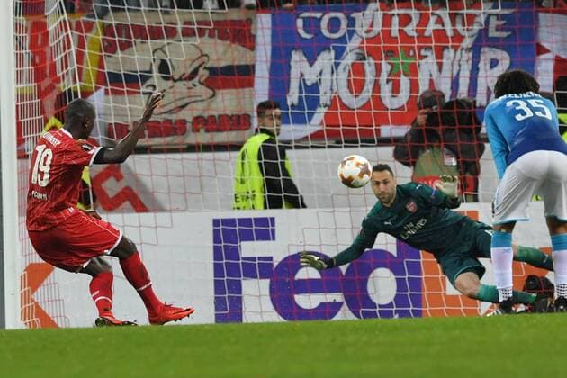 GER 1 FC Köln GER vs Arsenal FC ENG 23 11 2017 RheinEnergieSTADION Cologne Europa Leaque Group stage 5 Matchday GER 1 FC Köln GER vs FC Arsenal ENG in the picture 11 meters for Köln Sehrou Guirassy FC Köln 19 make it clear Olivier Giroud FC Arsenal 12 no chance nordphotox xMeuter nordphoto 00351