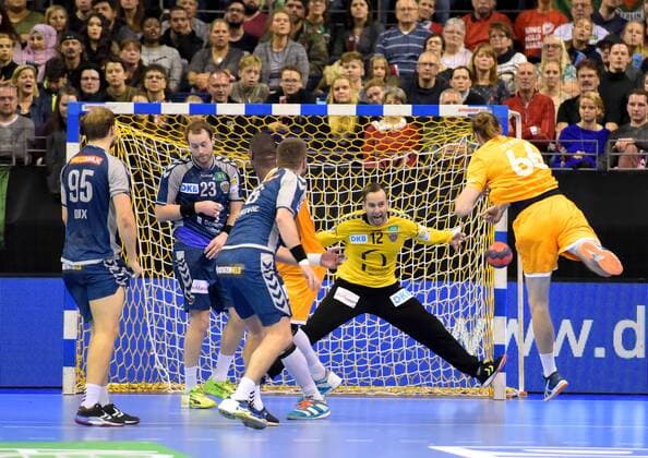 Ehf Pokal Handball Fuechse Berlin vs FC Porto 23 11 2017 vl Paul Drux 95 Fuechse Berlin Steffen Faeth 23 Fuechse Berlin Drago Vukovic 6 Fuechse Berlin Silvio Heinevetter 12 Fuechse Berlin Aleksander Donation 66 FC Porto during the match between Fuechse Berlin and FC Porto on 23 11 2017 in the Max Schmeling Halle Berlin Germany Handball men 3 round EHF Cup xDLx